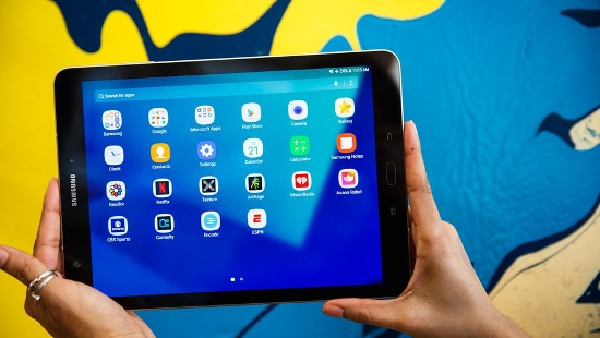 Samsung Galaxy Tab S3: Thiết bị là một trong những đối thủ xứng tầm của iPad Pro. Thiết bị có thiết kế sang trọng với khung kim loại và hai mặt là kính cường lực, tương tự dòng Galaxy S. Đặc biệt dù có màn hình lớn, nhưng Galaxy Tab S3 khá nhẹ chỉ 434g, giúp người dùng có thể mang theo dễ dàng.