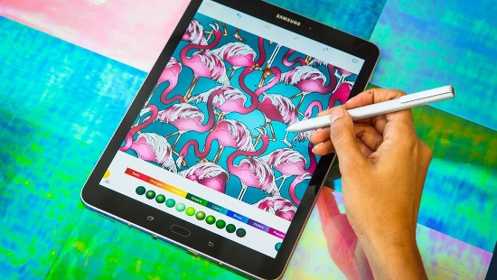 Galaxy Tab S3 có màn hình 9,7 inch với độ phân giải 2K Super AMOLED cho màu sắc rực rỡ, được cài đặt sẵn hệ điều hành Android 7.0 với vi xử lý Snapdragon 820, RAM 4GB, ROM 32GB, pin dung lượng 6.000mAh và có camera chính 13MP hỗ trợ tự động lấy nét cùng camera phụ 5MP.