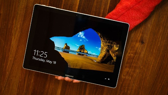 Samsung Galaxy Book 12: Bên cạnh Galaxy Tab S3 thì Samsung còn một đại diện khác là Galaxy Book 12. Với với việc chạy Windows 10, hỗ trợ bút cảm ứng cùng case bàn phím rời, Galaxy Book là đối thủ cạnh tranh trực tiếp với Surface của Microsoft.