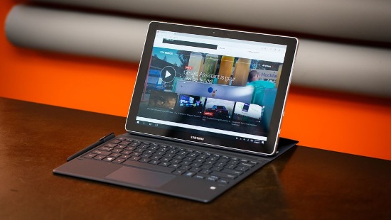 Máy có thiết kế vỏ kim loại sang trọng tương tự Galaxy Tab S3 nhưng không có loa âm thanh từ AKG, tuy nhiên Galaxy Book 12 lại có các tính năng khác cao cấp hơn với màn hình Super AMOLED HDR 12 inch độ phân giải 2160x1440 pixel, chip xử lý Intel Core i5 Kaby Lake và tùy chọn RAM/ROM gồm 4GB/128GB hoặc 8GB/256GB.