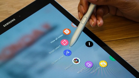 Trong khi bút S Pen có khả năng nhận diện 4096 lực nhấn khác nhau và có tất cả các tính năng của dòng Note để ghi chú, vẽ hoặc chụp ảnh màn hình. 
