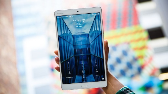 Máy sở hữu bộ xử lý lõi kép Kirin 950 mạnh mẽ với RAM 4GB, bộ nhớ trong 32GB/64GB, hỗ trợ kết nối 4G LTE, tích hợp loa kép do Harman Kardon sản xuất cho chất lượng âm thanh ấn tượng, đi kèm camera trước và sau cùng độ phân giải 8 megapixel. 