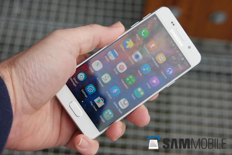Samsung A3 (giá khoảng 5,7 triệu đồng): Là smartphone thuộc phân khúc giá rẻ, A3 của Samsung sở hữu chất lượng màn hình tương AMOLED đối tốt, đi kèm máy quét vân tay và khả năng chống thấm nước trong vòng 30 phút. Samsung A3 có kích thước màn hình 4,7 inch và thời lượng pin là 17 giờ đàm thoại. Cùng với đó, nhà sản xuất đã tăng sức mạnh cho vi xử lý và nâng cấp RAM từ 1,5GB lên 2GB so với phiên bản tiền nhiệm, dung lượng bộ nhớ 16GB và có khả năng mở rộng bộ nhớ bằng thẻ nhớ 256GB. Camera trước là 8MP và camera sau là 13MP, phiên bản A3 có các màu đen, vàng, hồng và màu xám trắng. Mặc dù có mức giá tương đối rẻ, nhưng A3 vẫn được trang bị máy quét vân tay, tuy nhiên nhược điểm của máy là bộ lưu trữ trong không cao.