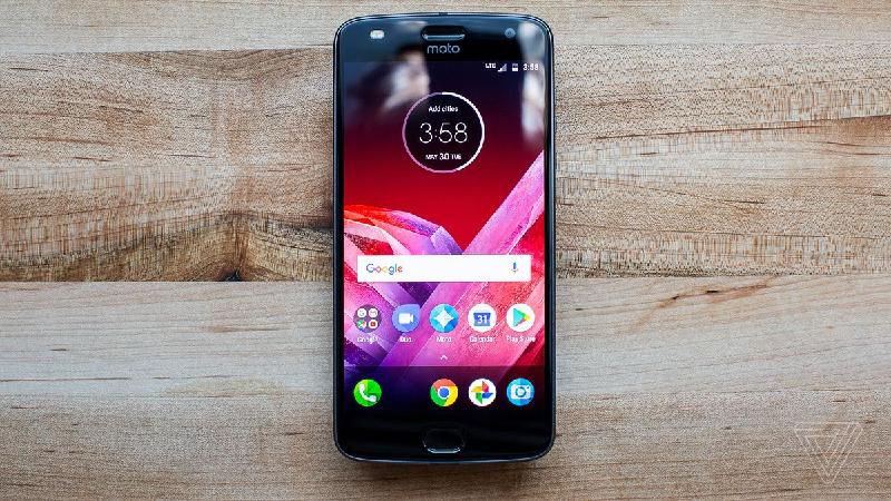 Motorola Z2 Play (giá khoảng 10,7 triệu đồng): Được cho là smartphone tốt với hiệu suất nhanh và sáng tạo trong thiết kế, nhưng Z2 Play được đánh giá là thời lượng pin bị hạ thấp hơn so với bản tiền nhiệm và thiết bị Moto Mods tăng giá đáng kể. Z2 Play có kích thước màn hình 5,5 inch và thời lượng pin 30 giờ, camera sau 12MP và camera phục vụ nhu cầu chụp ảnh selfie 5MP, bộ nhớ trong 64GB và có thể nâng cấp lên đến 2TB thông qua thẻ nhớ micro SD. Bên cạnh đó, smartphone này còn sở hữu công nghệ sạc nhanh với 15 phút sạc, bạn có thể sử dụng máy trong 8 giờ đồng hồ. Z2 Play khá độc đáo với mô-đun cho phép người dùng có thể tự thay đổi  từ camera cho đến tệp đính kèm trò chơi thậm chí thêm loa.