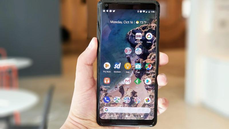 Google Pixel 2 XL (giá khoảng 23 triệu đồng): Với kích thước màn hình lớn 6 inch, thời lượng pin tròn 01 ngày, Pixel 2 XL là smartphone mới nhất của Google và được nâng cấp nhiều nhất gồm một cảm biến vân tay ở phía sau, camera kép với một ống kính 12,3 MP, kèm theo đó là trợ lý ảo AI của Google để hiểu về cách bạn sử dụng điện thoại và có thể đáp ứng các câu lệnh. Pixel 2 XL có thể được sử dụng để tích hợp với nền tảng thực tế ảo  Google Daydream. Tuy nhiên, smartphone mới nhất của Google cũng có điểm hạn chế đó là thiết kế vay mượn của iPhone X, không còn jack cắm tai nghe và giá bán khá cao.