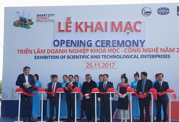 Đại diện các cơ quan Nhà nước, đại diện dự án SmartCity Bình Dương cùng khách mời cắt băng khai mạc Hội nghị.