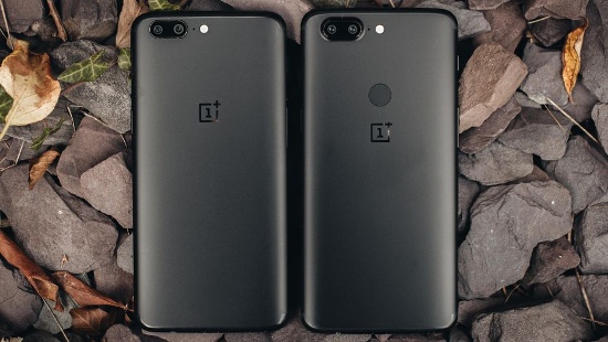 Thiết kế: Từ hình ảnh có thể thấy kiểu dáng của OnePlus 5 và OnePlus 5T là giống hệt nhau, nhất là mặt sau. Vị trí camera, đèn flash LED kép đều bố trí ở góc trên bên trái, các cạnh và các góc đều được bo tròn. 