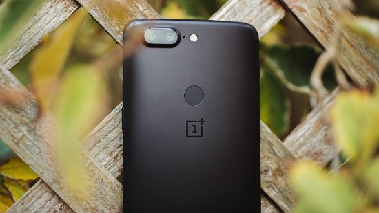 Tuy nhiên cảm biến vân tay ở mặt trước của OnePlus 5 giờ được chuyển ra mặt sau của OnePlus 5T và cụm camera kép trên bản nâng cấp cũng lớn hơn.