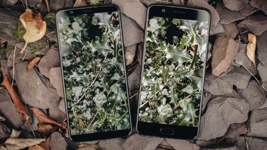 Một trong những thay đổi đáng chú ý nhất trên OnePlus 5T so với người tiền nhiệm đó là mặt trước. Thiết bị chạy theo xu hướng màn hình không viền của năm 2017 để tăng không gian màn hình trong khi kích thước tổng thể vẫn rất nhỏ gọn. 