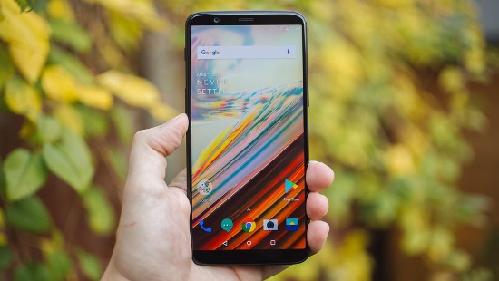 Trên OnePlus 5 sở hữu màn hình 5,5 inch, tấm nền AMOLED với độ phân giải Full HD, bản nâng cấp OnePlus 5T có màn hình độ phân giải như OnePlus 5 nhưng kích thước lớn hơn 6 inch và sử dụng tỷ lệ 18:9, ngược với tỷ lệ 16:9 trên người tiền nhiệm. 