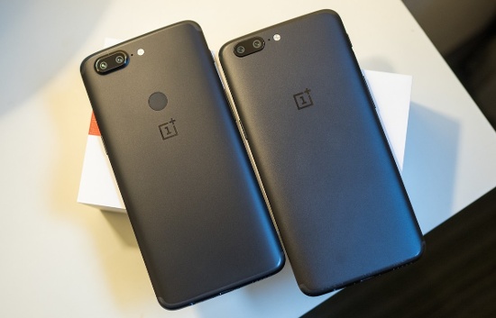Ngoài ra, OnePlus 5T có kích thước 156,1 x 75 x 7,3mm, lớn hơn một chút so với kích thước  154,2 x 74,1 x 7,25 mm của OnePlus 5. Thiết bị cũng nặng hơn ở 162 gram so với 153 gram trên người tiền nhiệm. 