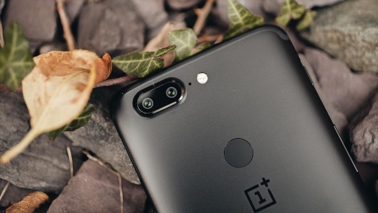 Mặc dù camera chính của OnePlus 5T vẫn cùng khẩu độ f/1.7 như trên OnePlus 5, nhưng camera thứ hai đã được tăng khẩu độ từ f/2.6 lên f/1.7, giúp máy chụp tốt hơn trong các điều kiện thiếu sáng. Có nghĩa là ảnh chụp từ OnePlus 5T vẫn rất tốt, khả năng xóa phông cũng được cải thiện tốt hơn. 