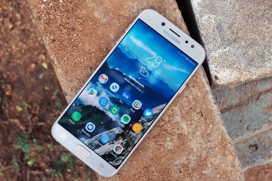 Samsung Galaxy J7 Pro (6,99 triệu): Dù thuộc phân khúc tầm trung nhưng Galaxy J7 Pro được Samsung ưu ái khi trang bị nhiều tính năng từ dòng Galaxy S cao cấp như: Màn hình công nghệ SuperAMOLED, Always On Display, camera khẩu độ lớn … Tất cả giúp cho Galaxy J7 Pro trở nên hấp dẫn.