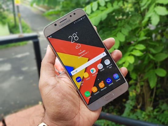 Về cấu hình, Galaxy J7 Pro được trang bị con chip Exynos 7870 với 8 nhân xung nhịp 1.9GHz, RAM 3GB, ROM 32GB giúp máy hoạt động mượt trong hầu hết các nhiệm vụ. Thiết bị có màn hình 5,5 inch độ phân giải Full HD và đi kèm pin dung lượng lớn 3.600mAh có thể sử dụng liên tục suốt ngày dài.