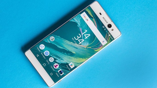 Sony Xperia XA Ultra (6,99 triệu): Thiết bị cũng sở hữu màn hình kích thước 6 inch với độ phân giải Full HD (1920x1080 pixel) tương đương với Oppo F5. Xperia XA Ultra cũng sở hữu viền màn hình siêu mỏng nhưng sử dụng tỷ lệ 16:9 thay vì 18:9 nên kích thước của máy lớn hơn.