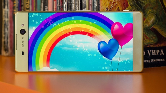 Sony Xperia XA Ultra được trang bị bộ vi xử lý lõi 8 Helio P10 của MediaTek, cùng với 3GB bộ nhớ RAM, bộ nhớ trong 16GB, hỗ trợ khe cắm thẻ nhớ ngoài, pin dung lượng 2.700mAh hỗ trợ sạc nhanh chỉ 10 phút sạc là đủ sử dụng 5,5 giờ. 