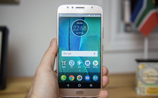 Cấu hình còn lại của Moto G5S Plus bao gồm vi xử lý 8 nhân Snapdragon 625 tốc độ 2.0 GHz hỗ trợ 4G LTE, RAM 4GB và bộ nhớ trong 32GB có hỗ trợ thẻ nhớ gắn ngoài. Máy dùng thỏi pin 3.000mAh và chạy trên nền Android 7.1.1.