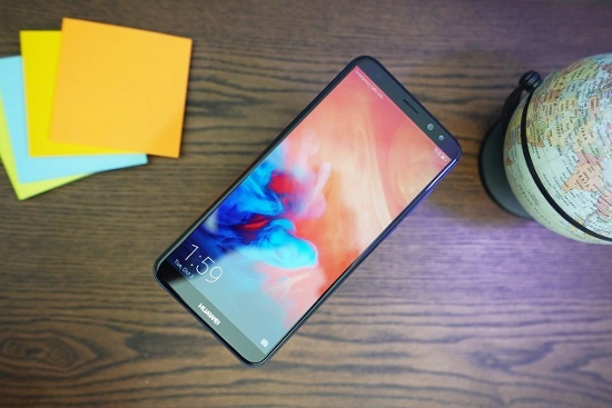 Huawei Nova 2i (5,99 triệu): Mặc dù có mức giá thấp hơn 1 triệu đồng so với Oppo F5, tuy nhiên Huawei Nova 2i cũng được trang bị các tính năng chủ lực không hề thua kém như: Màn hình tràn viền FullViewF, thiết kế kim loại nguyên khối … thậm chí còn ấn tượng hơn khi đi kèm 4 camera.