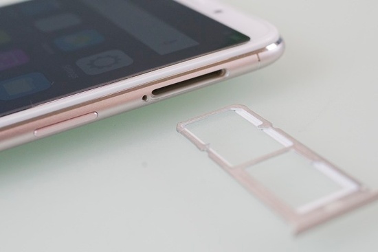 Đặc biệt, ăng ten ở mặt lưng của Oppo F5 không còn là một vạch nhựa ở mép trên và mép dưới mặt lưng như trên các mẫu smartphone trước đây của Oppo. Thay vào đó nó chỉ là một vạch rất nhỏ cỡ 0.4mm nhìn rất đẹp.