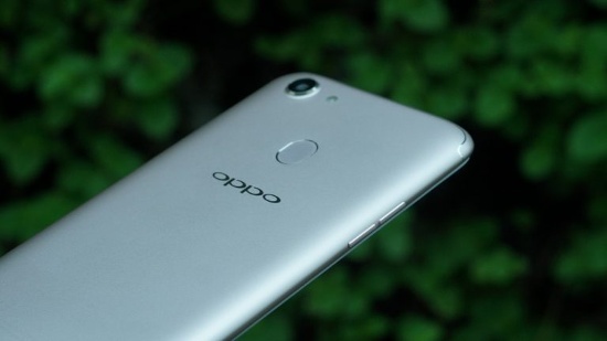 Nhìn chung, thiết kế của Oppo F5 là thực sự gây được ấn tượng mạnh ở mặt trước và mang đến cảm giác cao cấp hơn nhiều so với các thành viên thuộc dòng F series trước đây. 
