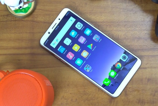 Ngoài ra Oppo F5 được cài đặt hệ điều hành ColorOS được nâng cấp dựa trên phiên bản Android Nougat với các tính năng như chế độ Split Screen (chia màn hình), chuyển tông màu màn hình cũng như các tính năng độc quyền mới như mở bằng khóa mặt và chia sẻ không dây O Share được coi là các tính năng chính của thiết bị.