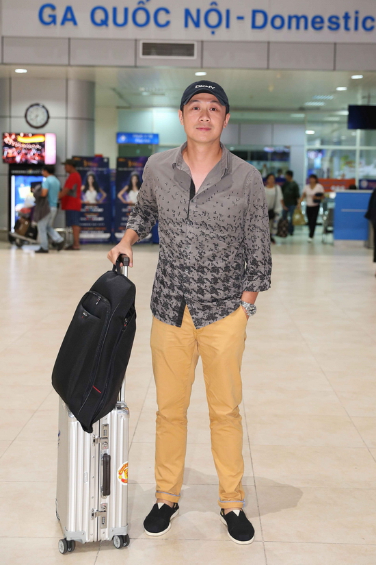  Xuất hiện với phong cách giản dị và không cầu kỳ, MC Anh Tuấn cho biết rất hào hứng khi dẫn chung cùng đương kim hoa hậu. Cả hai sẽ cùng nhau phối hợp theo đúng như format bán kết cuộc thi Miss Universe.