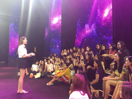  Đương kim hoa hậu cũng dành thời gian trò chuyện, chia sẻ với các thí sinh về kinh nghiệm thi năm 2015, đồng thời động viên, khích lệ thí sinh trước thềm bán kết sắp tới.