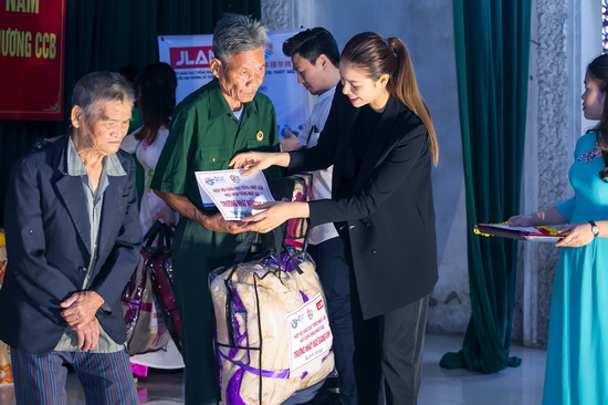 Sáng 13/11, tại huyện Đông Anh, ngoại thành Hà Nội, hoa hậu Phạm Hương đã tham dự buổi lễ kỉ niệm 28 năm thành lập hội Cựu chiến binh tại xã Liên Hà. 