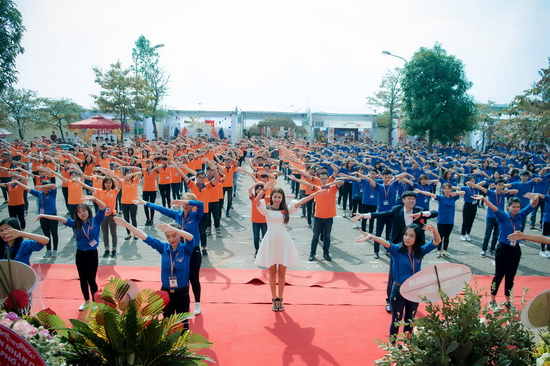 Điểm nhấn thú vị trong buổi lễ là hoạt động nhảy flashmob đồng diễn cùng hàng nghìn sinh viên của trường Đại học Đại Nam. Màn trình diễn ngẫu hứng này đã khiến các bạn sinh viên vô cùng thích thú.