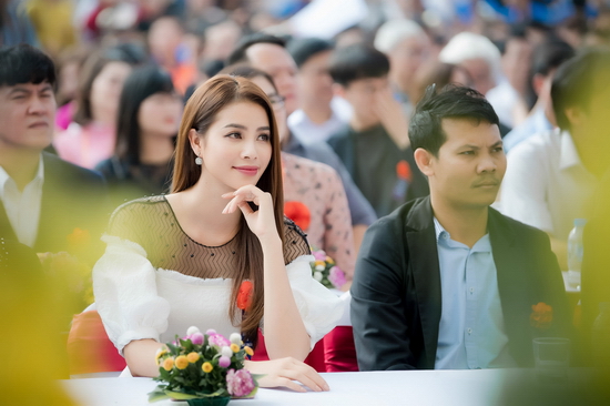 Với tư cách là đại sứ Nhật ngữ JLAN, Phạm Hương đã được ông Nguyễn Duy Anh, đại diện hiệp hội cùng các thầy cô tạo điều kiện để giao lưu và dành tặng nhiều suất học bổng ý nghĩa cũng như nhiều đóng góp giúp đỡ cho cộng đồng. Chiều cùng ngày, Phạm Hương cũng đã đến Đại sứ quán Nhật Bản tại Việt Nam để chào hỏi và chia sẻ về những hoạt động quảng bá Nhật Bản và phổ biến tiếng Nhật suốt thời gian qua.