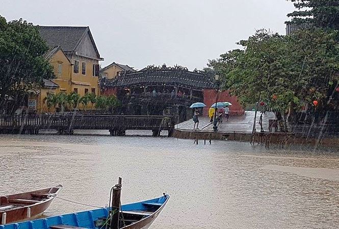 Phố cổ Hội An đẹp lạ trong mưa