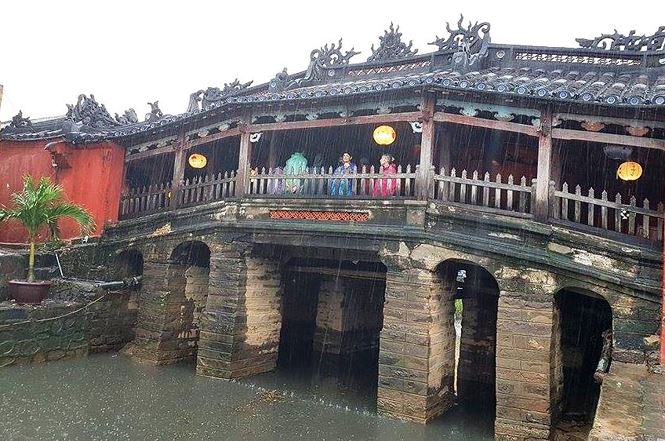 Phố cổ Hội An đẹp lạ trong ​mưa