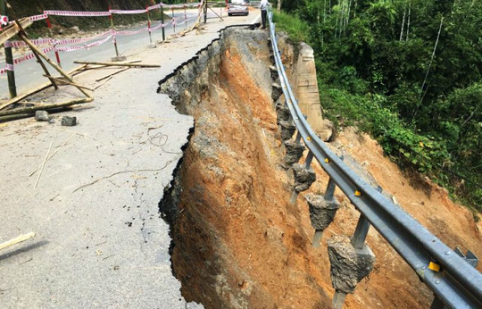 Những điểm sạt lở, sụt lún toàn xảy ra bên phía ta-luy âm