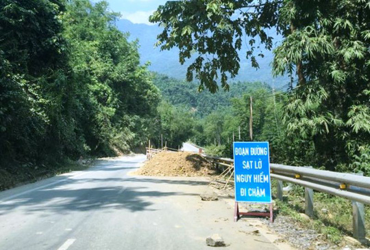 Để cảnh báo người đi đường, lực lượng chức năng cho đặt những biển cảnh báo trước mỗi điểm sụt lún
