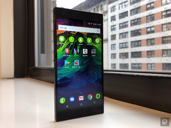 Với màn hình lớn và cấu hình phần cứng cao cấp, Razer Phone đi kèm viên pin dung lượng khá lớn lên tới 4000mAh và hỗ trợ sạc nhanh Quick Charge 4.0+ .