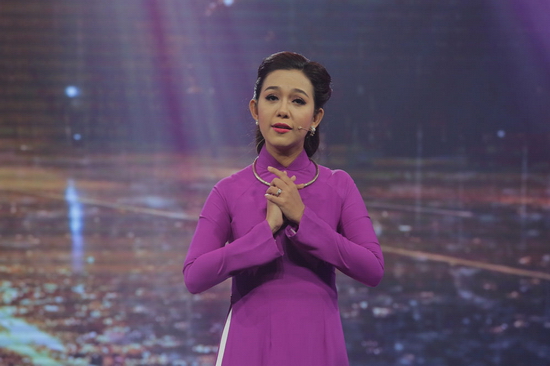  Trong tà áo dài tím dịu dàng, cô nàng sẽ mang đến sân khấu Nhạc Hội Quê Hương một tiết mục Tân cổ, thể hiện sự nghẹn ngào, nức nở về thân phận lận đận, lênh đênh của người con gái.