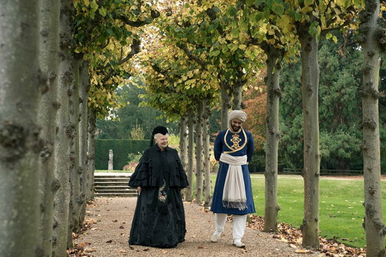 Victoria và Abdul đi dạo trong vườn và thoải mái nói chuyện cùng nhau như những người bạn tâm giao