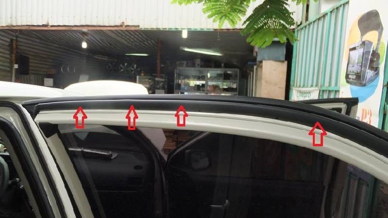 Trên cánh cửa xe đời mới hiện nay đều có mép gioăng cao su này tì vào phần tôn trên thân xe.