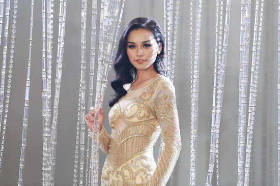 Lê Thu Trang (SBD 238) là nhân tố ấn tượng đến từ khu vực miền Bắc. Sở hữu chiều cao tốt, gương mặt khả ái cùng lối trình diễn chuyên nghiệp, Thu Trang là cái tên “tỏa sáng” với khán giả sau đêm bán kết. 