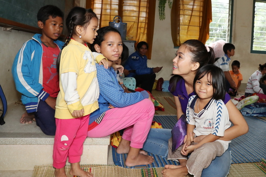 Các thí sinh trò chuyện cùng các em nhỏ trong trường tiểu học