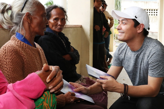MC Phan Anh thăm hỏi người dân và các em nhỏ