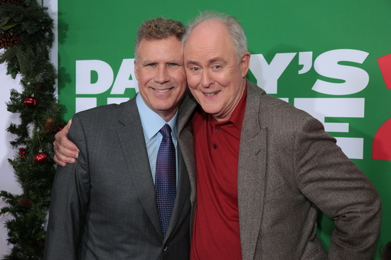 Ngôi sao gạo cội John Lithgow (bên phải) tay bắt mặt mừng khi gặp lại con trai Brad trong phim. Bộ đôi này đã có sự tung hứng ăn ý nhau đến mức khi xem phim khán giả cứ ngỡ họ là bố con ngoài đời thật