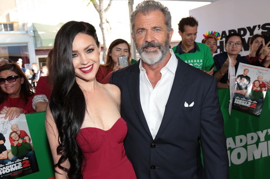 Mỹ nhân 9x Rosalind Ross gợi cảm, hạnh phúc bên người tình Mel Gibson phong độ lịch lãm của mình. Cô diện chiếc váy quây sát màu đỏ rượu, thiêu đốt mọi ánh nhìn