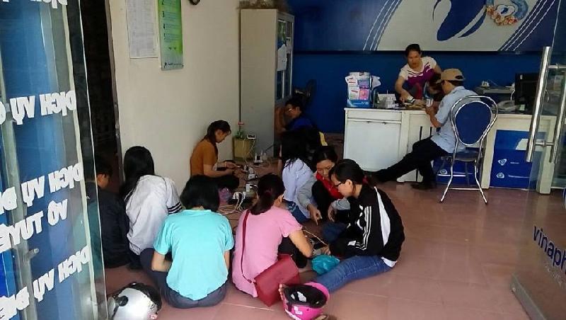 Ngoài tăng cường khắc phục sự cố, tại nhiều cửa hàng giao dịch của VNPT đã mở cửa cho người dân vào sạc pin điện thoại miễn phí.