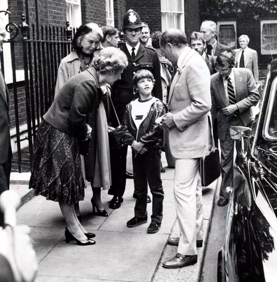 Từ nhỏ Justin Trudeau đã được cha dẫn đi nhiều nơi, giới thiệu gặp gỡ rất nhiều người trong bộ máy chính phủ.