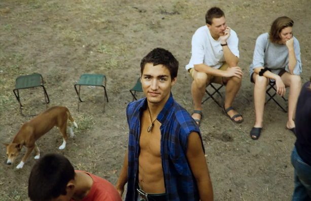 Nhờ vào khả năng ngôn ngữ mà Trudeau đã cứu được cả nhóm thoát khỏi nhiều rắc rối.