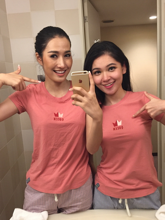 Người đẹp Thái Lan vô cùng bất ngờ và quyết định mặc đồ đôi cùng Thùy Dung để chụp hình kỷ niệm và livestreeam với khán giả Việt Nam. 