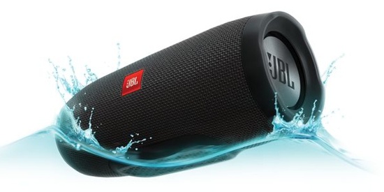 JBL Charge 3 (2,73 triệu): Không có gì ngạc nhiên khi JBL Charge 3 đứng đầu danh sách nhờ sự kết hợp giữa thời lượng pin dài với hơn 20 giờ chơi nhạc và chất lượng âm thanh rất tốt, cộng với các tính năng quan trọng khi sử dụng di động như chống nước và khả năng nổi trong nước. 