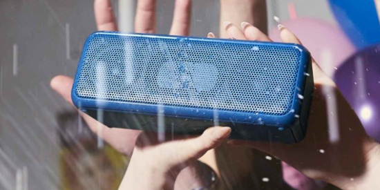 Sony SRSXB3 (2,84 triệu): Nếu cần một chiếc loa di động đủ tốt để sử dụng trong thời gian dài thì không thể bỏ qua Sony SRSXB3. Với thiết kế trẻ trung, nhỏ gọn Sony SRSXB3 có thể chơi nhạc liên tục 24 giờ, đây cũng là loa di động có thời gian sử dụng dài nhất trong danh sách này.