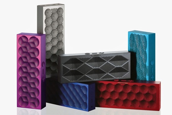 Jawbone Mini Jambox (1,14 triệu): Với thiết kế tinh tế, hiện đại và nhiều màu sắc trẻ trung, Jawbone Mini Jambox là một lựa chọn dành cho người dùng trẻ với kiểu dáng nhỏ gọn và dễ dàng mang theo. Nó có thời lượng pin khoảng 10 giờ sử dụng, tuy nhiên chất âm thì chỉ ở mức trung bình. 